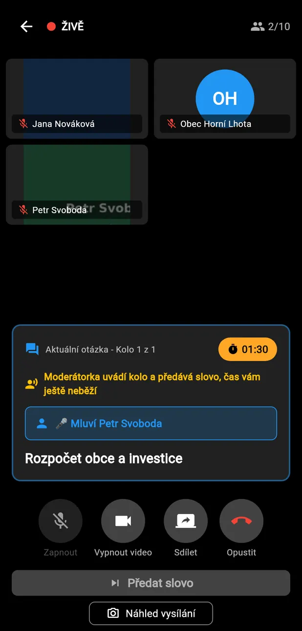Moderátorka uvádí kolo
